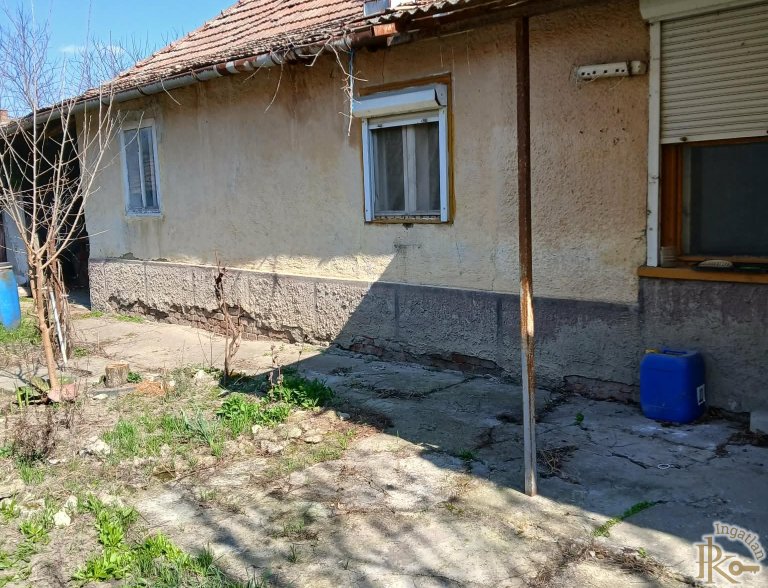 Jászladány, Hóvirág utca 8.